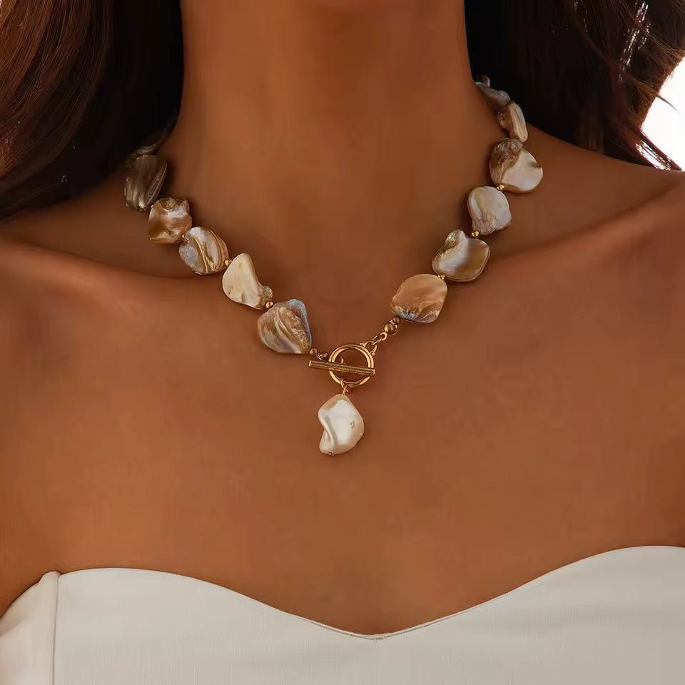 Baroque Pearl Pendant Choker – Twisted Clavicle Necklace for Women